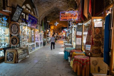 İsfahan, İran - Haziran 2018: İsfahan, İran İmam meydanında İsfahan Çarşısı. İsfahan Çarşısı popüler bir turistik mekandır.
