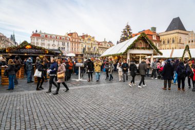 Prague, Çek Cumhuriyeti-Aralık 2017: Prag advent Noel ağacı ile eski şehir Meydanı, Noel pazarı. Prag gelen turist ile popüler bir yer.
