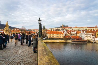 Prag, Çek Cumhuriyeti-Aralık 2017: Prag, Çek Cumhuriyeti eski kentinde Charles Köprüsü kış görünümü. Prag şehir merkezinde Taken.