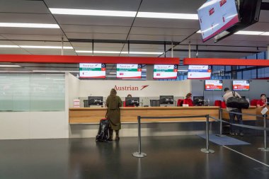 Vienna, Avusturya - Aralık 2017: Avusturya Havayolları iade sayaç alan Viyana Schwechat Airtport Terminal 1. Avusturya Havayolları bayrak taşıyıcı (Avusturya) olduğunu.