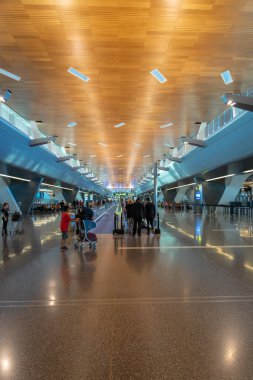Doha, Katar - Haziran 2017 : Doha Hamad Uluslararası Havaalanı, Katar. Hamad Uluslararası Havaalanı'nın ana salonu, Doha Uluslararası Havaalanı, Katar'ın başkenti ve Orta Doğu'nun en büyük havaalanlarından biri.
