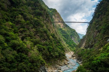 Hualien Taroko milli parkı kanyon manzara, Tayvan. Kırlangıç Mağarası (Yanzikou) yürüyüş parkurunun doğal kanyon ve nehir manzarası. 
