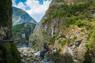 Hualien Taroko milli parkı kanyon manzara, Tayvan. Kırlangıç Mağarası (Yanzikou) yürüyüş parkurunun doğal kanyon ve nehir manzarası. 