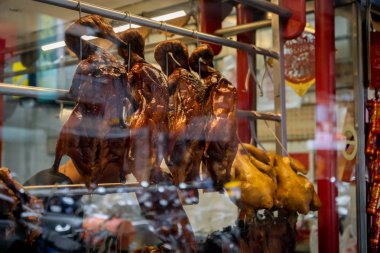 Çin restoranı önünde asılı kavrulmuş Pekin ördekleri