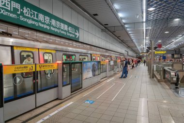 Taipei, Tayvan - Şubat 2019: Taipei Mrt istasyonu platformu ve yolcular bekliyor. Taipei Main istasyonu, günde yarım milyondan fazla yolcutaşıma, önemli bir merkezdir.