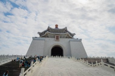 Taipei, Tayvan - Mart 2019: Ulusal Chiang Kai-shek Anıt Salonu mimarisi ve ziyaretçileri. Chiang Kai-shek Anıt Salonu, Taipei şehir merkezinde popüler bir simgedir..