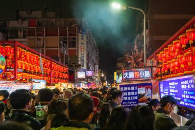 Taipei, Tayvan - Mart 2019: Shilin gece pazarı ve ziyaretçi kalabalığı. Shilin gece pazarı genellikle Taipei en büyük ve en ünlü gece pazarı olarak kabul edilir.