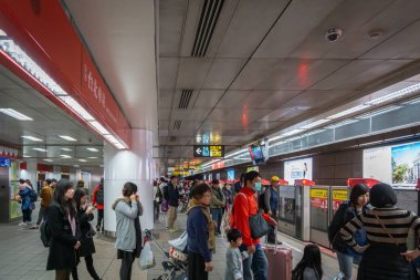 Taipei, Tayvan - Şubat 2019: Taipei Mrt Taipei Ana istasyon platformu ve yolcular bekliyor. Taipei Main istasyonu, günde yarım milyondan fazla yolcutaşıma, önemli bir merkezdir.