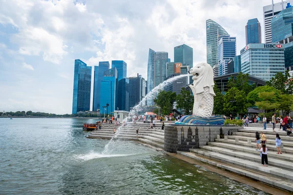 Szingapúr Január 2019 Látogatók Merlion Park Szingapúr Belvárosában Merlion Egy — Stock Fotó