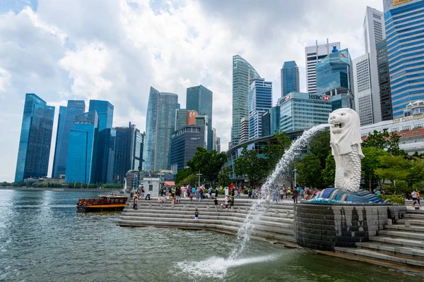 Singapur - Ocak 2019: Singapur şehir merkezindeki Merlion Park'ta ziyaretçiler. Merlion Singapur ünlü bir dönüm noktası ve turistler için popüler.