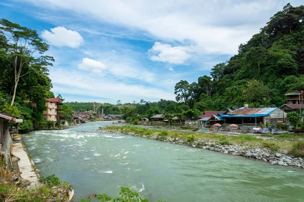 ブキットローラン インドネシア 1月2018 ブキットローランの村と川の景色 ブキローランは ジャングルトレッキングツアーやオランウータンのための人気の観光地です — ストック写真