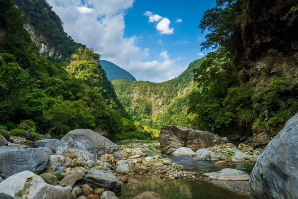 Hualien, Tayvan 'daki Taroko Ulusal Park Kanyonu manzarası. Shakadang yürüyüş yolunun doğa manzarası.