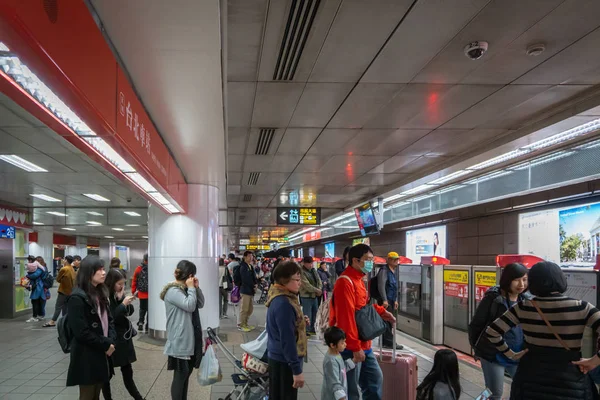 Taipei Tajvan Február 2019 Taipei Mrt Taipei Főpályaudvar Platform Utasok — Stock Fotó