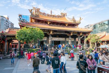 Taipei, Tayvan - Mart 2019: Long Shan Tapınağı ve Taipei ziyaretçileri. Long Shan Tapınağı turistler için bir Çin halk dini tapınak ve popüler dönüm noktası.