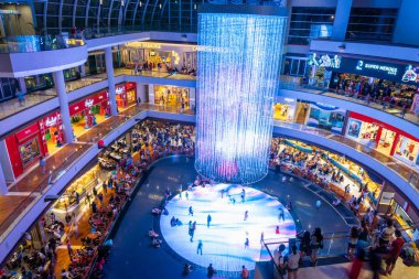 Singapur - Ocak 2019: Marina Bay Sands alışveriş merkezi iç mimarisi. Marina Bay Sands Singapur Marina Bay önünde entegre bir tesistir.