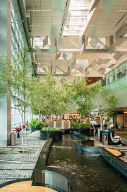 Singapur - Ocak 2019: Singapur Changi Havalimanı mimarisi ve yolcuları. Singapur. Changi Havalimanı Asya 'daki en büyük havaalanlarından biridir..