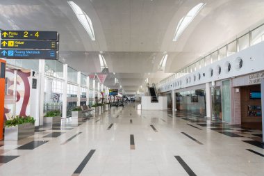 Medan, Endonezya - Ocak 2019: Medan, Kuzey Sumatra, Endonezya 'daki Kualanamu uluslararası havaalanı mimarisi. Kualanamu, Endonezya 'nın üçüncü büyük havaalanıdır..