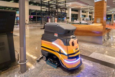 Singapur - Ocak 2019: Singapur Changi Havaalanı'nda otomatik çalışma robotu çalışıyor.