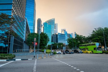 Singapur - Ocak 2019: Singapur Cbd silueti ve gün batımında sokak trafiği. Singapur Asya'da önemli bir finans ve iş merkezi.