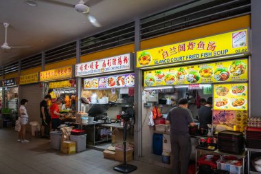 Singapur - Ocak 2019: Singapur merkez bölgesinde Hawker Center sokak gıda tezgahları. Hawker merkezleri Singapur popüler ucuz açık hava gıda mahkemeleri vardır.