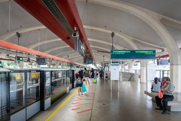 Singapore Januar 2019 Singapore Mrt Zug Und Bahnsteig Mit Wartenden — Stockfoto