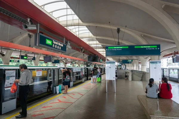 Singapura Janeiro 2019 Singapura Mrt Trem Estação Plataforma Com Pessoas — Fotografia de Stock