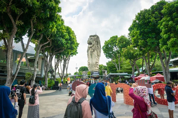 シンガポール 2019年1月 セントーサ島のメルリオン像とシンガポールの観光客 メルリオンはシンガポールの有名なランドマークで セントーサは人気のリゾート地です — ストック写真