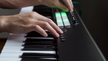 Stüdyoda MIDI klavye / MIDI denetleyici sentezleyici çalan müzisyen - elektronik müzik prodüksiyonu / kaydı için seçici-odaklı piyano tuşları yakın plan