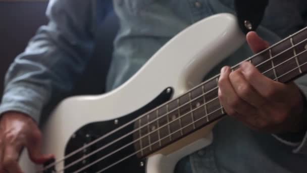 Musiker Spielt Bassgitarre Fingerstil Studio Nahaufnahme Mit Selektivem Fokus Musikinstrumente — Stockvideo