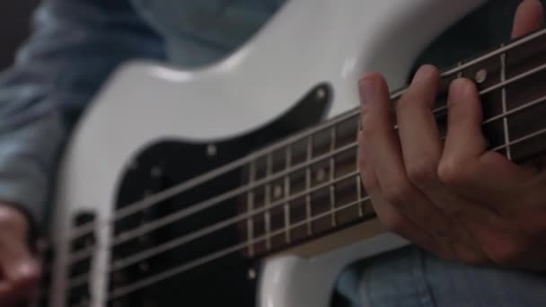 Músico Tocando Bajo Guitarra Estilo Dedo Estudio Primer Plano Con — Vídeo de stock