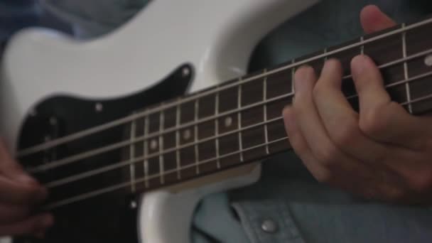 Músico Tocando Baixo Estilo Dedo Guitarra Estúdio Close Com Foco — Vídeo de Stock