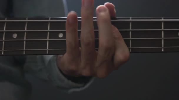 Muzikant Basgitaar Gitaar Vinger Stijl Studio Close Met Selectieve Focus — Stockvideo