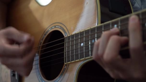 Gitarrist Spielt Akustikgitarre Studio Selektive Nahaufnahme Des Fingerboards Und Handspielende — Stockvideo