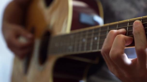 Guitarrista Tocando Guitarra Acústica Estúdio Foco Seletivo Close Fingerboard Mão — Vídeo de Stock