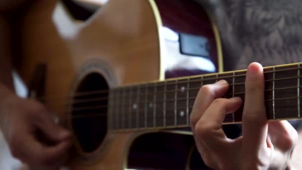 吉他手在演播室演奏声学吉他 指板和手演奏岩石流行和弦的选择性焦点特写镜头 — 图库视频影像
