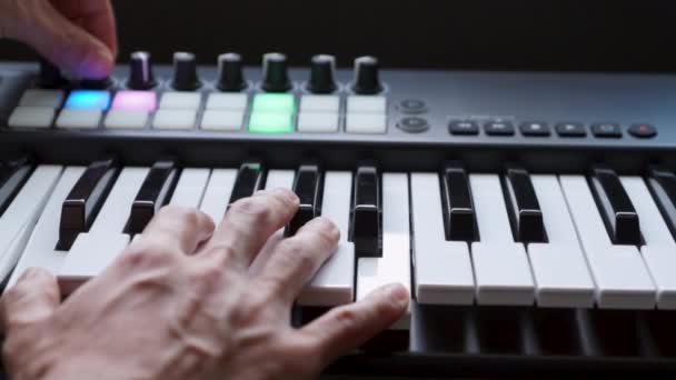 Músico Tocando Teclado Midi Sintetizador Controlador Midi Estúdio Teclas Piano — Vídeo de Stock