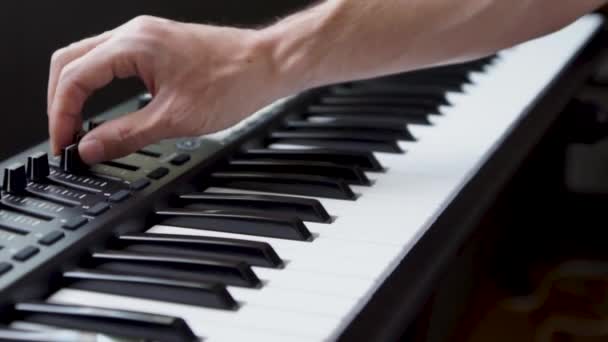 在录音室播放Midi键盘 Midi控制器合成器的音乐家 用于制作 录制电子音乐的选择性钢琴键特写 — 图库视频影像