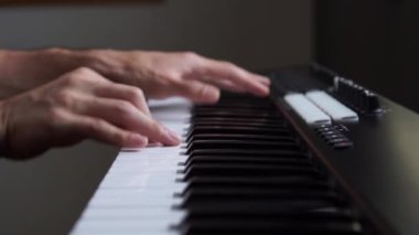 Stüdyoda MIDI klavye / MIDI denetleyici sentezleyici çalan müzisyen - elektronik müzik prodüksiyonu / kaydı için seçici-odaklı piyano tuşları yakın plan