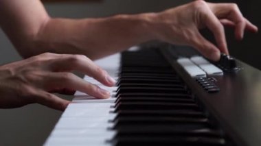 Stüdyoda MIDI klavye / MIDI denetleyici sentezleyici çalan müzisyen - elektronik müzik prodüksiyonu / kaydı için seçici-odaklı piyano tuşları yakın plan