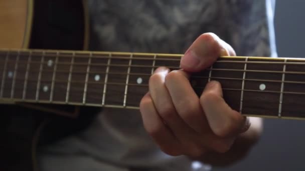 Guitarrista Tocando Guitarra Acústica Estúdio Foco Seletivo Close Fingerboard Mão — Vídeo de Stock