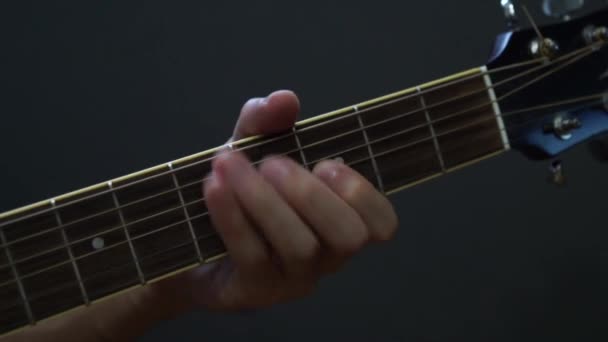 Guitarrista Tocando Guitarra Acústica Estúdio Foco Seletivo Close Fingerboard Mão — Vídeo de Stock