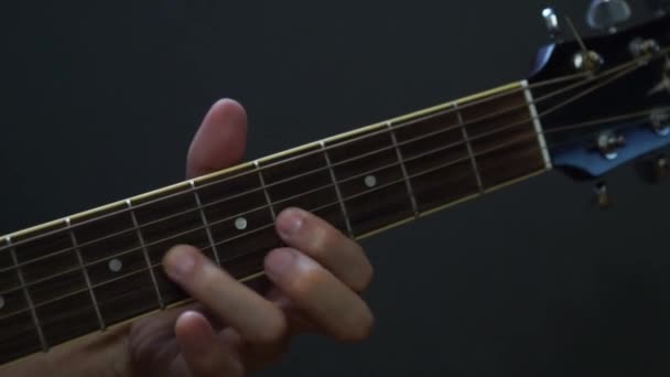 Гитарист Играющий Акустической Гитаре Студии Выборочный Фокус Крупным Планом Грифа — стоковое видео