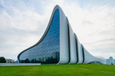 Bakü, Azerbaycan - Aralık 2019: Heydar Aliyev Merkezi mimarisi, turistler ve ziyaretçiler için popüler bir dönüm noktası, mimar Zaha Hadid tarafından tasarlandı. 