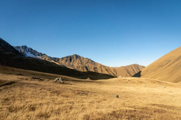 Dramática Paisagem Montanhosa Paisagem Área Trekking Juta Com Montanhas Nevadas — Fotografia de Stock