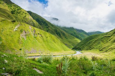 Gürcistan 'ın Kazbegi kentindeki dağ manzarası - Kafkasya' da popüler macera yürüyüşü ve yürüyüş bölgesinin dramatik manzarası. 