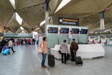 Saint Petersburg, Rusya - Mayıs 2019: Pulkovo Havaalanı mimarisi kalkış terminali ve yolcular, St. Petersburg, Rusya. Pulkovo Havalimanı St. Petersburg, Rusya 'ya hizmet veren bir havaalanıdır.. 