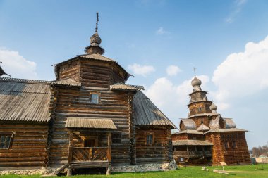 Suzdal, Rusya - Mayıs 2019: Suzdal, Rusya 'daki tahta mimari müzesinde geleneksel ahşap binalar. Suzdal Moskova 'nın çevresindeki bir Altın Halka şehridir..