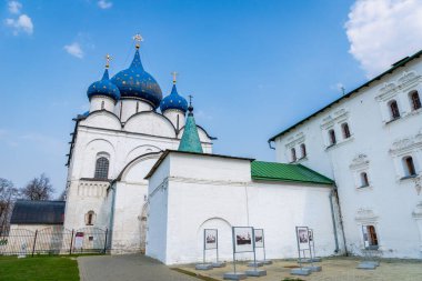 Suzdal, Rusya - Mayıs 2019: Kremin mimarisi, Suzdal, Rusya. - Ortodoks Kilisesi, Bakire İsa 'nın Doğuşu Katedrali Suzdal' da popüler bir turistik yerdir..