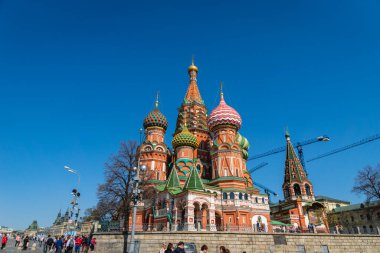 Moskova, Rusya - Nisan 2018: Moskova, Rusya 'daki Kızıl Meydan' daki St. Basils Katedrali. St. Basils tapınağı Moskova 'nın en önemli turistik yerlerinden biridir. Moskova 'nın antik mimarisi.