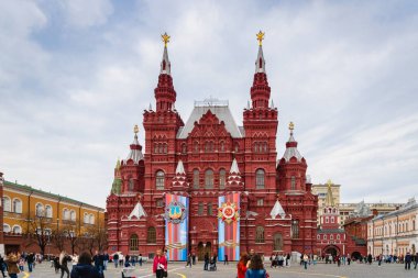 Moskova, Rusya - Mayıs 2019: Moskova 'daki Kızıl Meydan' daki Devlet Tarihi Müzesi, turistler için ünlü bir dönüm noktası.